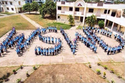 students spell out WSWD